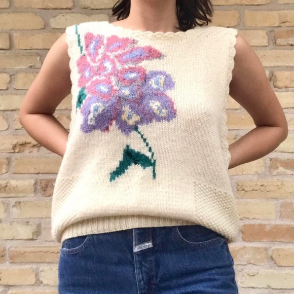 hand knit sweater vest w floral print 🐝 varied knit texture and scalloped trim - Picture 2 of 4